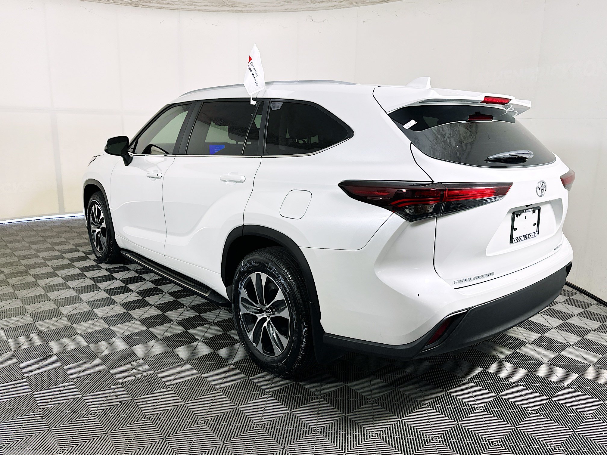 Certified 2025 Toyota Highlander XLE AWD/4WD image 5