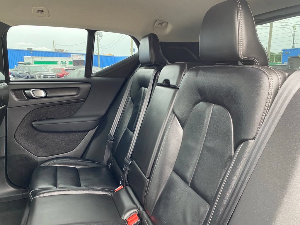 Used 2022 Volvo XC40 T5 Momentum AWD/4WD image 16