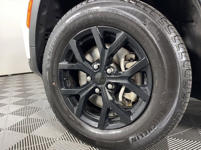 Used 2024 Jeep Grand Cherokee L Laredo image 12