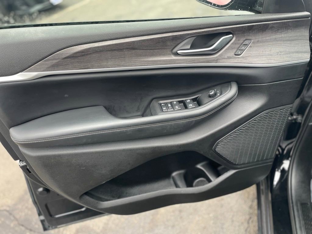 Used 2023 Jeep Grand Cherokee Limited image 13