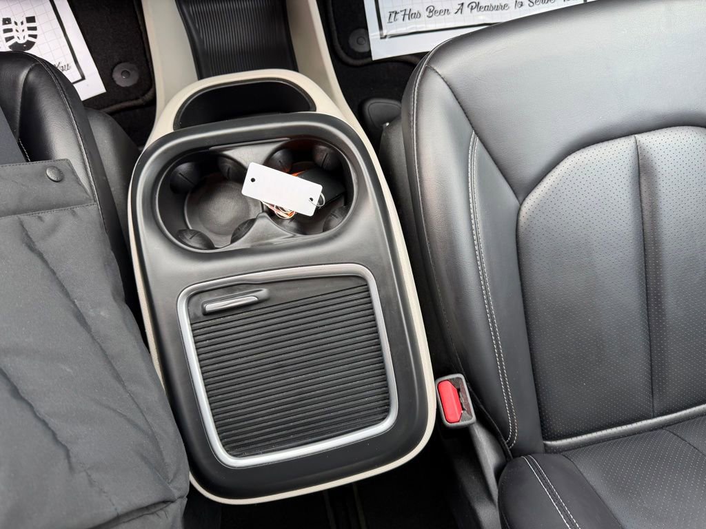 Used 2023 Chrysler Pacifica Touring-L image 20