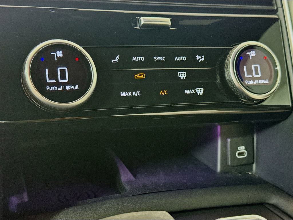 Used 2024 Land Rover Discovery Dynamic SE image 18