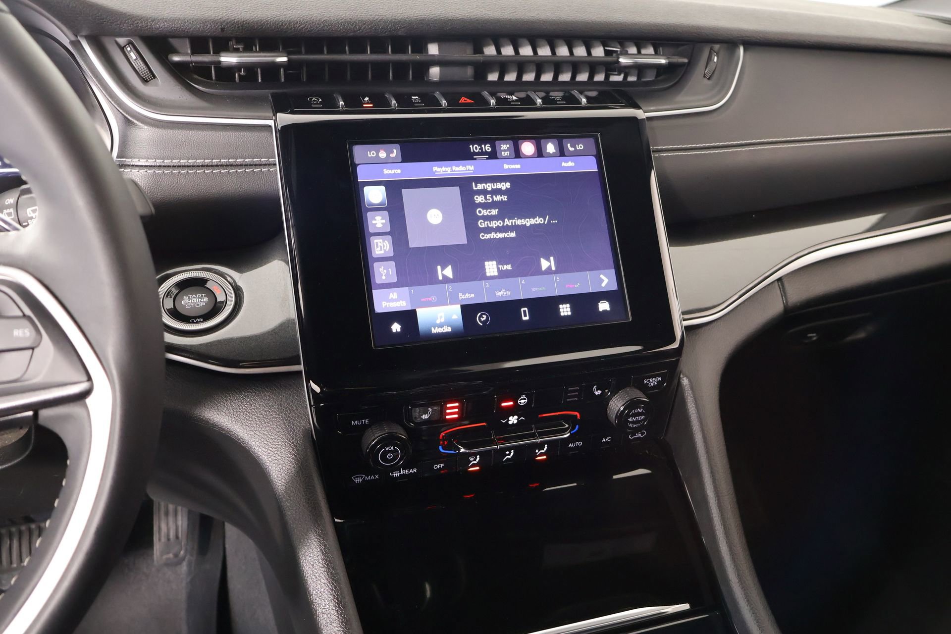 Used 2023 Jeep Grand Cherokee L Laredo image 5