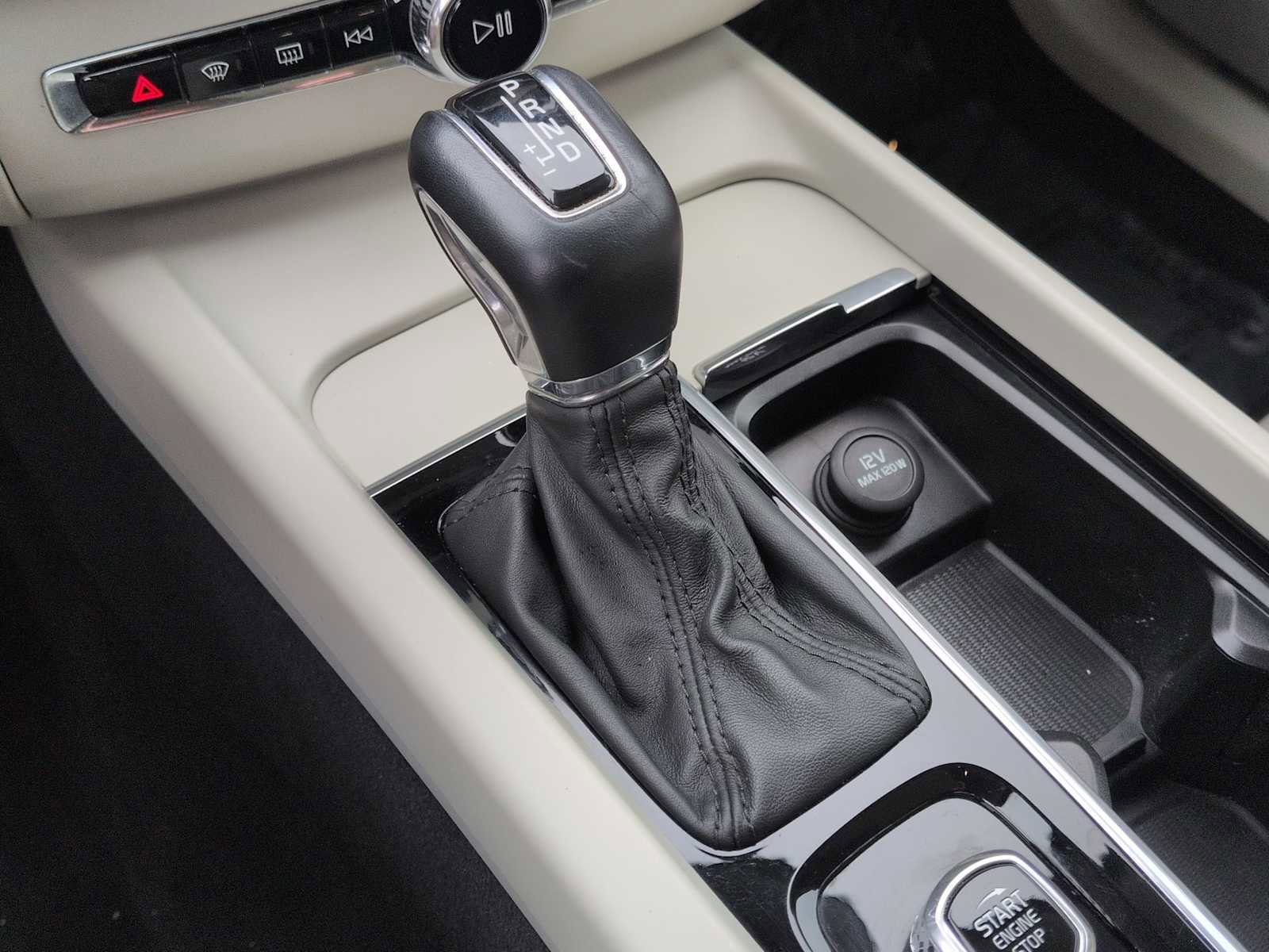 Used 2020 Volvo XC60 T5 Momentum image 34