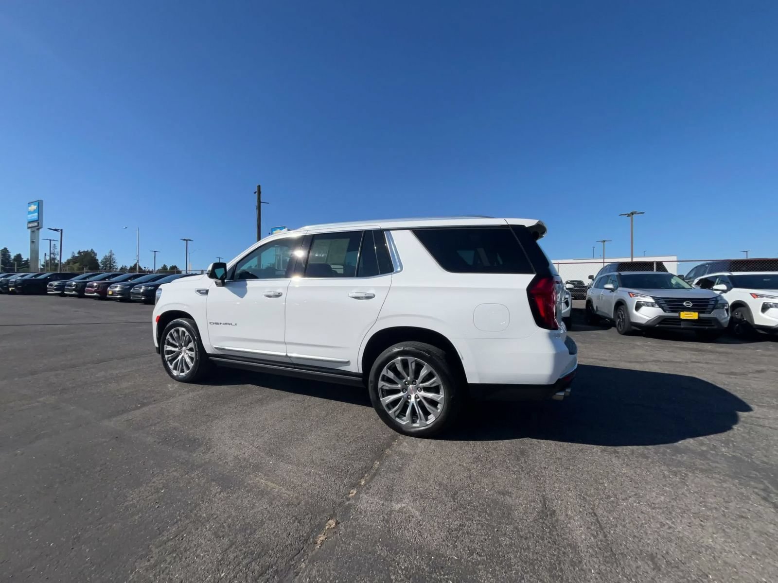 Used 2021 GMC Yukon Denali w/ Denali Premium Package AWD/4WD image 9