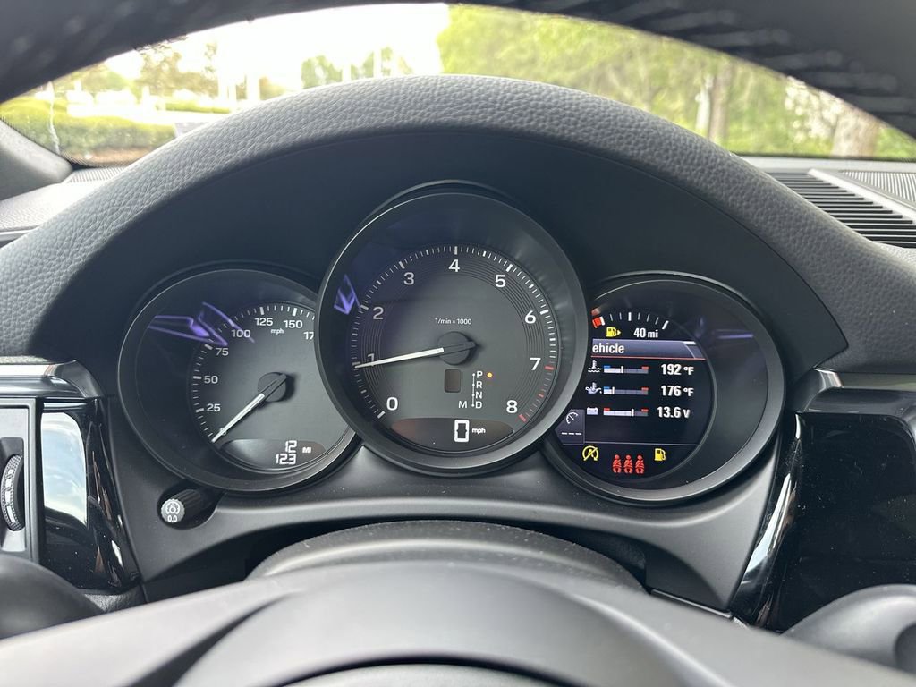 Certified 2025 Porsche Macan image 11