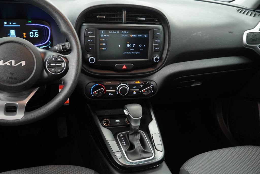Used 2025 Kia Soul LX w/ LX Technology Package FWD image 14