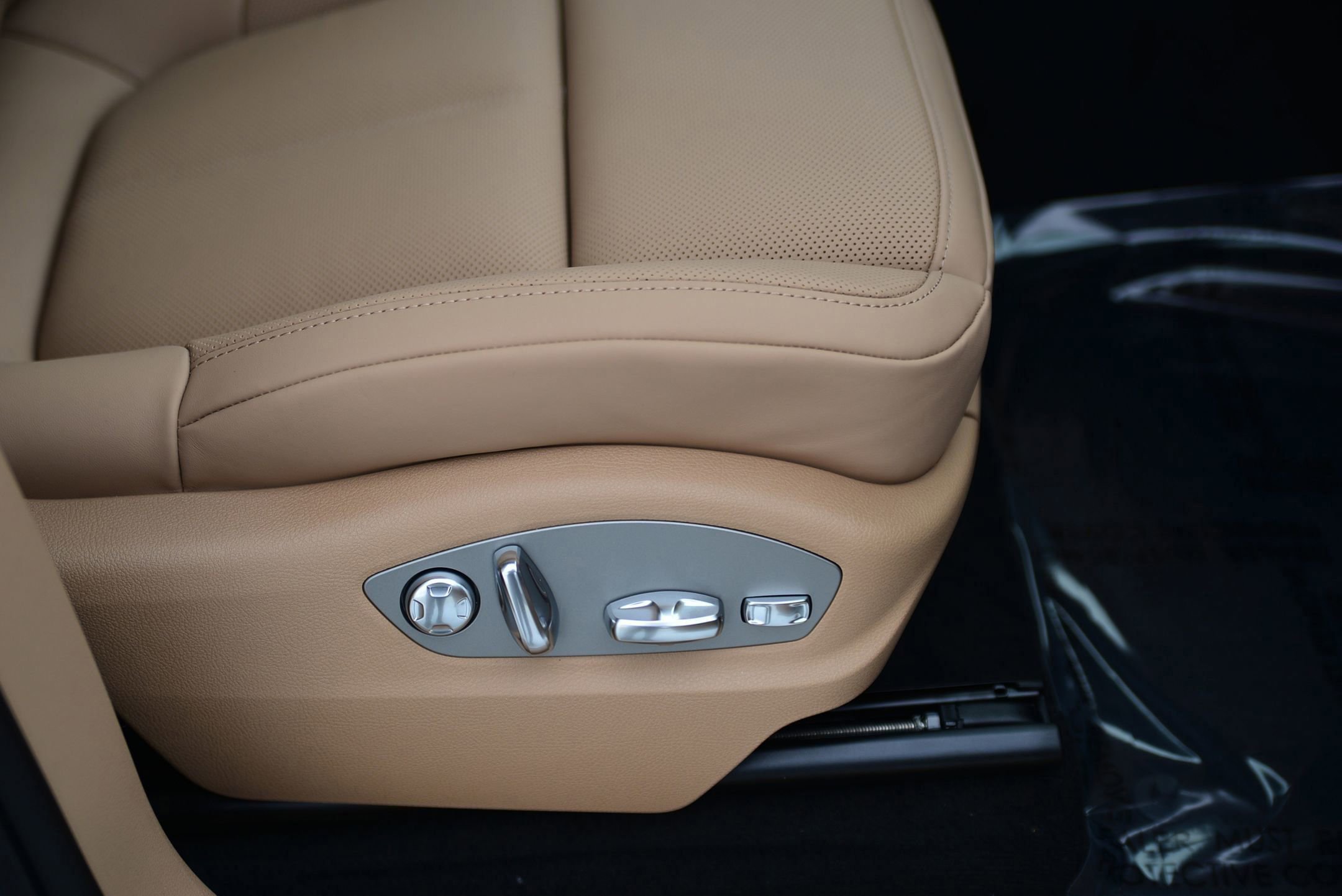 Used 2025 Porsche Macan image 13