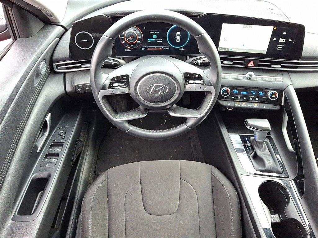 Used 2023 Hyundai Elantra SEL w/ Convenience Package image 2