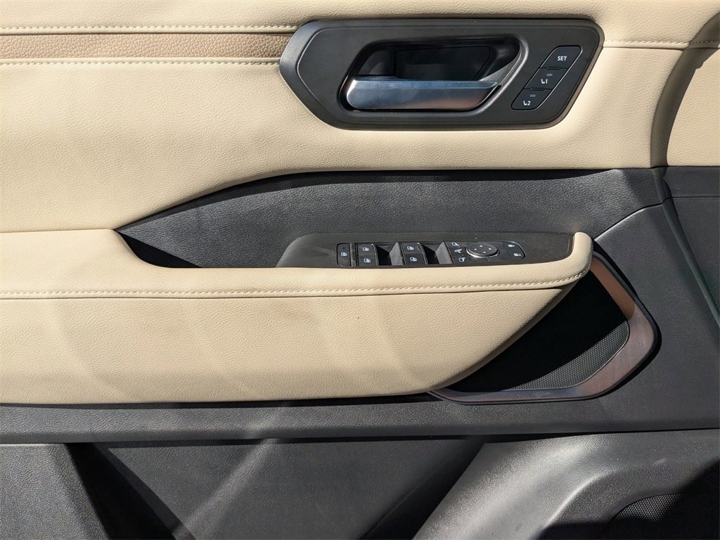 Used 2025 Nissan Armada Platinum Reserve image 28