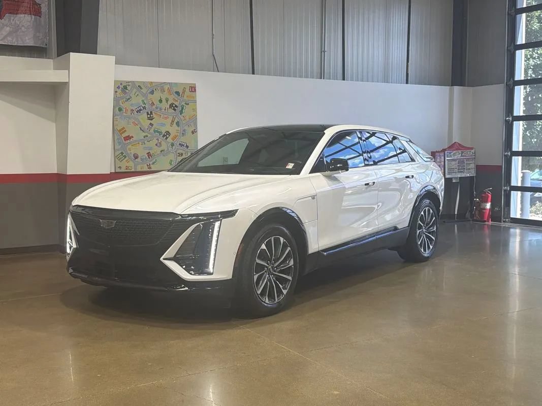 Used 2024 Cadillac Lyriq Sport AWD/4WD image 39