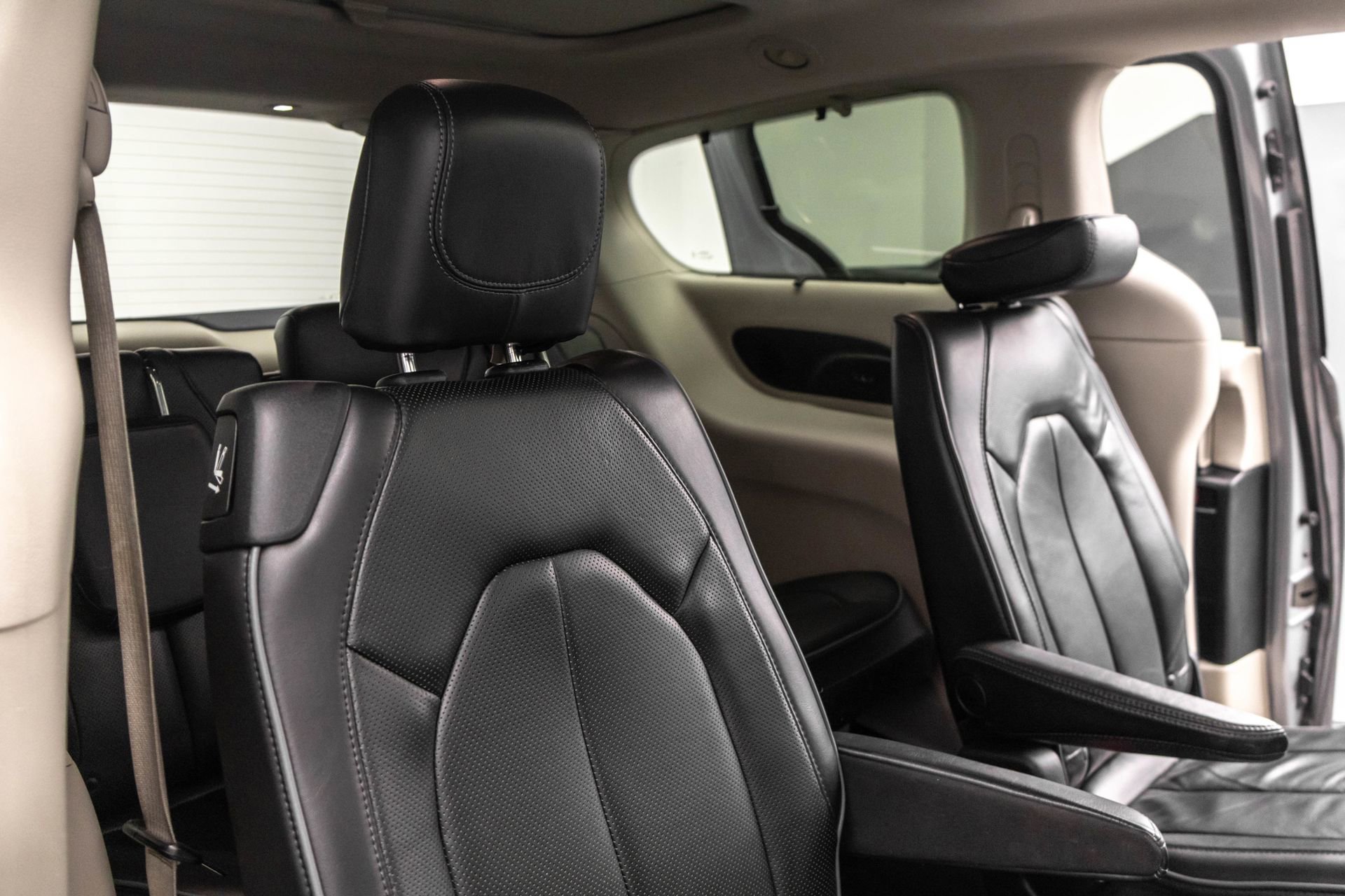Used 2020 Chrysler Pacifica Limited w/ Advanced Safetytec Group FWD image 36