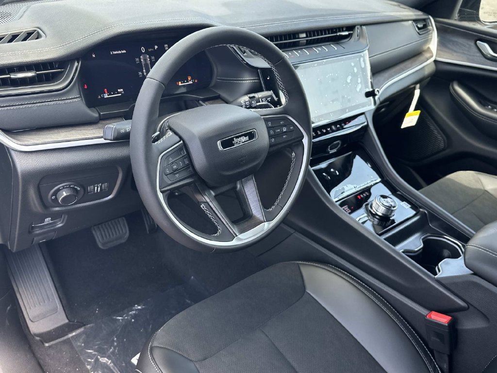 New 2027 Jeep Grand Cherokee Altitude AWD/4WD image 2