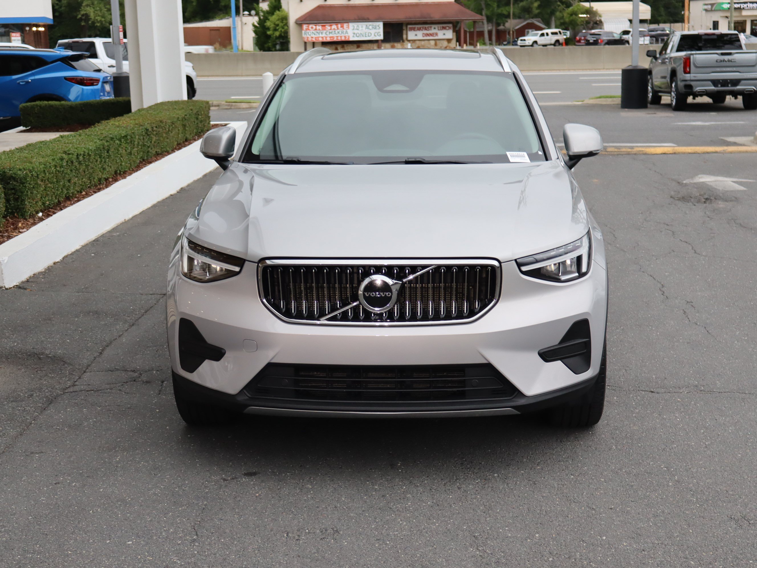 Used 2025 Volvo XC40 B5 Core AWD/4WD image 3
