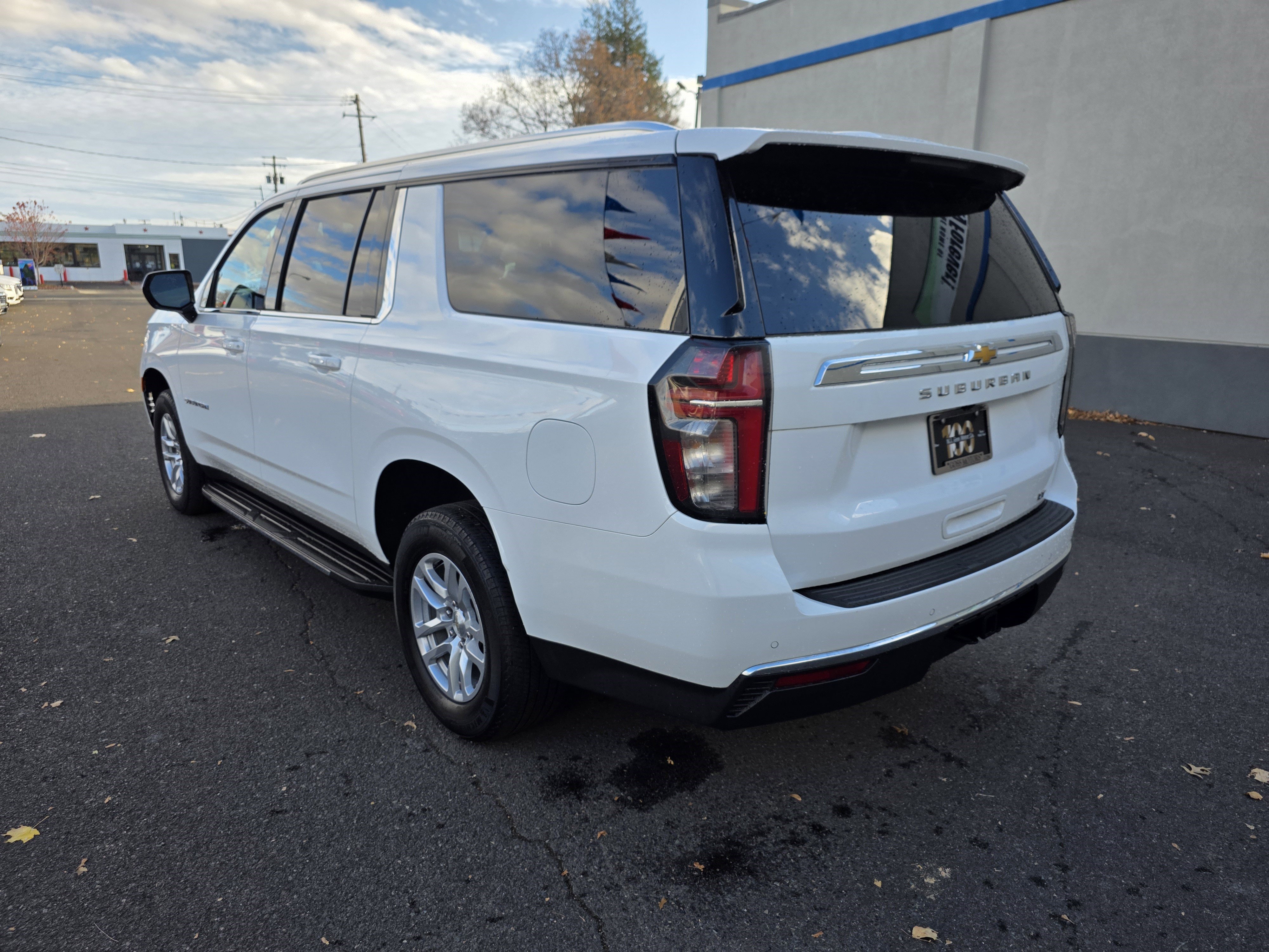 Used 2023 Chevrolet Suburban LT image 6
