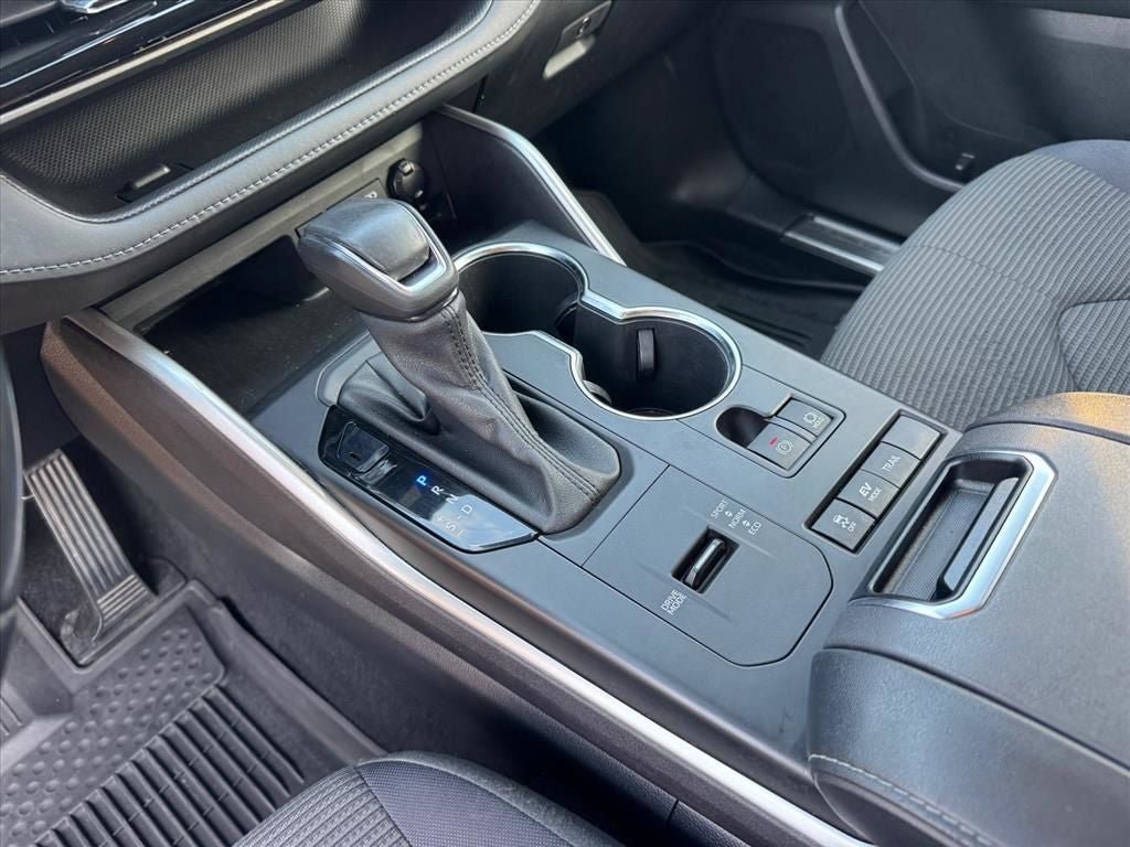 Used 2022 Toyota Highlander LE AWD/4WD image 25
