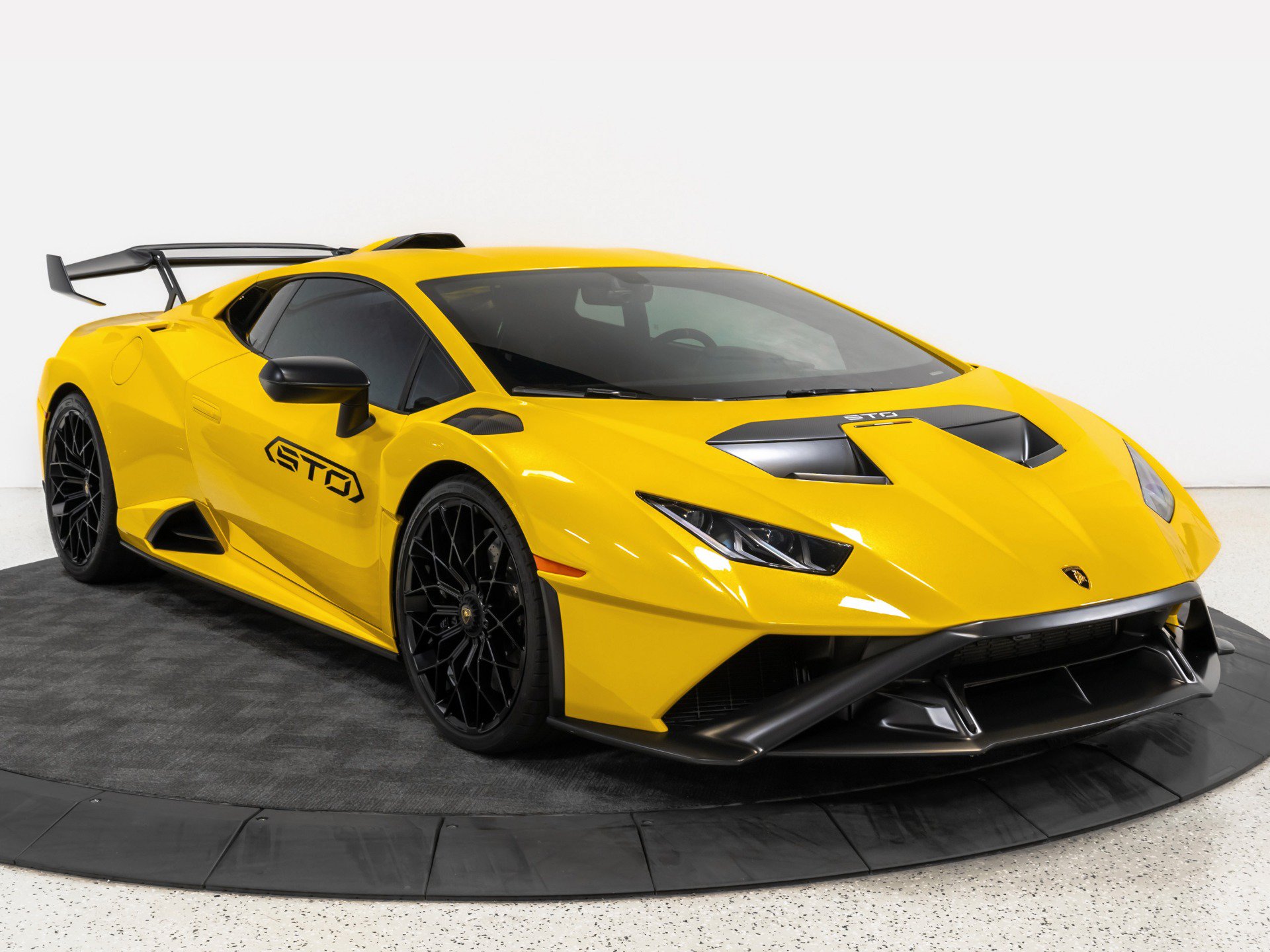 Used 2022 Lamborghini Huracan STO RWD image 13