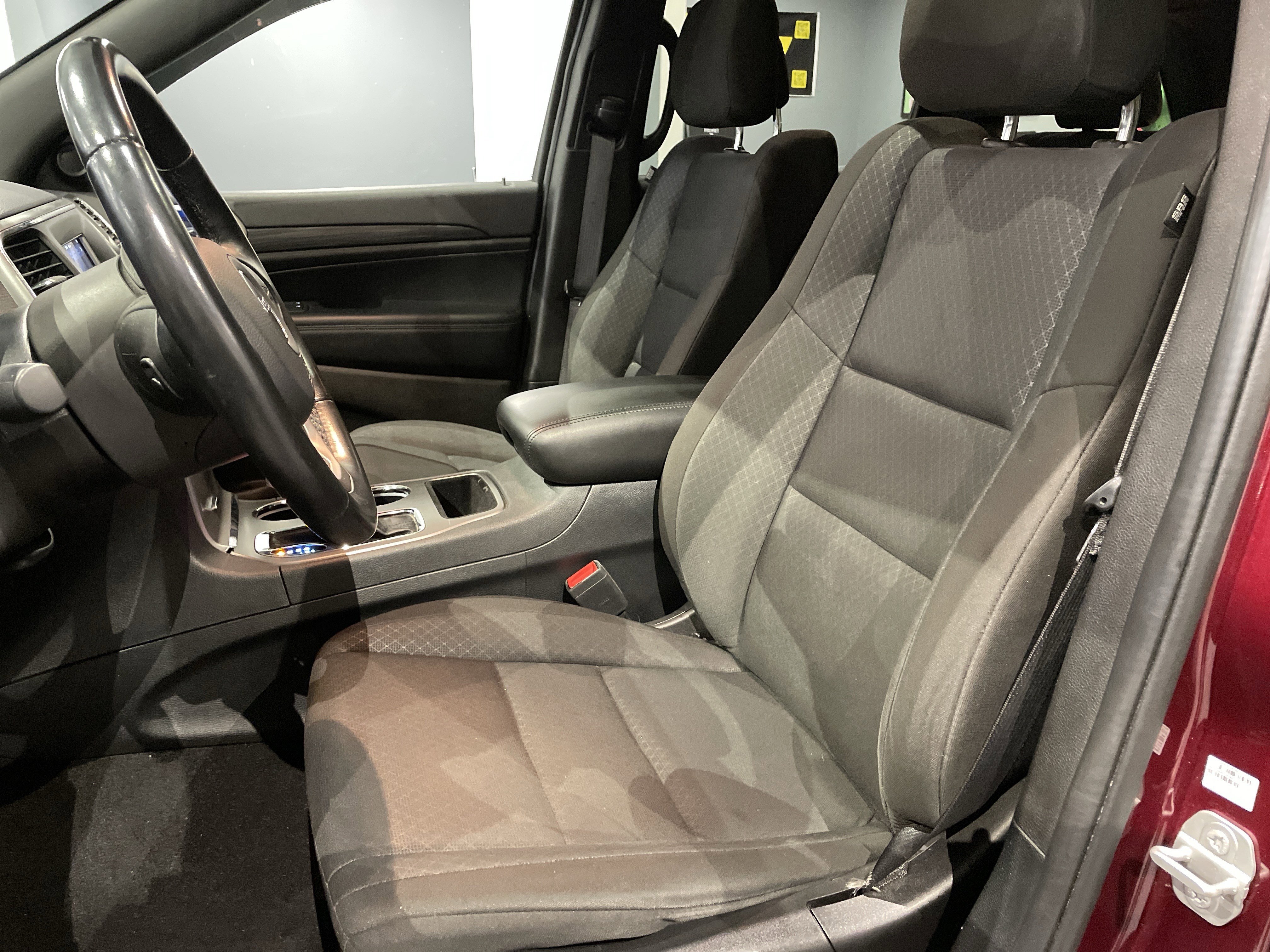 Used 2020 Jeep Grand Cherokee Laredo image 18