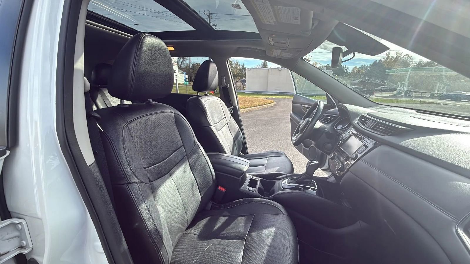 Used 2017 Nissan Rogue SL w/ SL Premium Package image 40