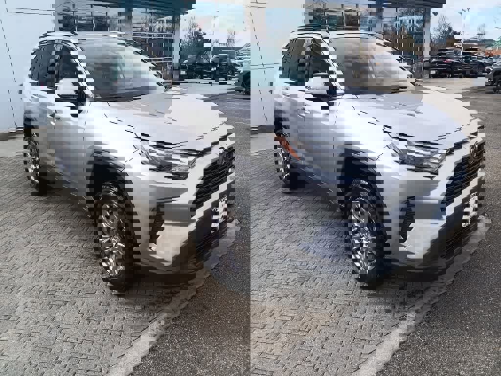 Used 2022 Toyota RAV4 XLE w/ Convenience Package image 8