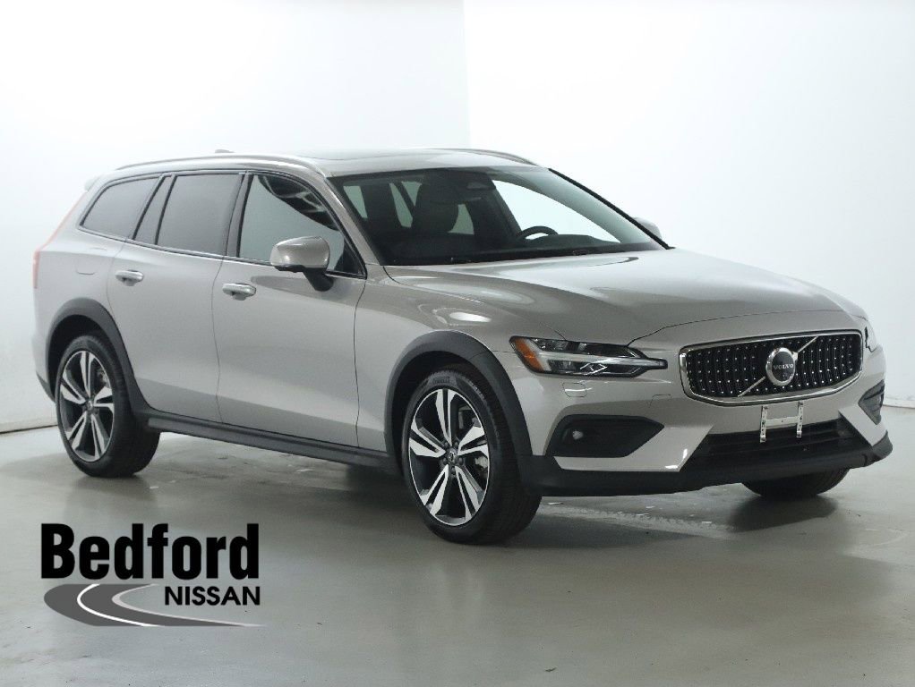 Used 2025 Volvo V60 B5 Cross Country Plus image 1
