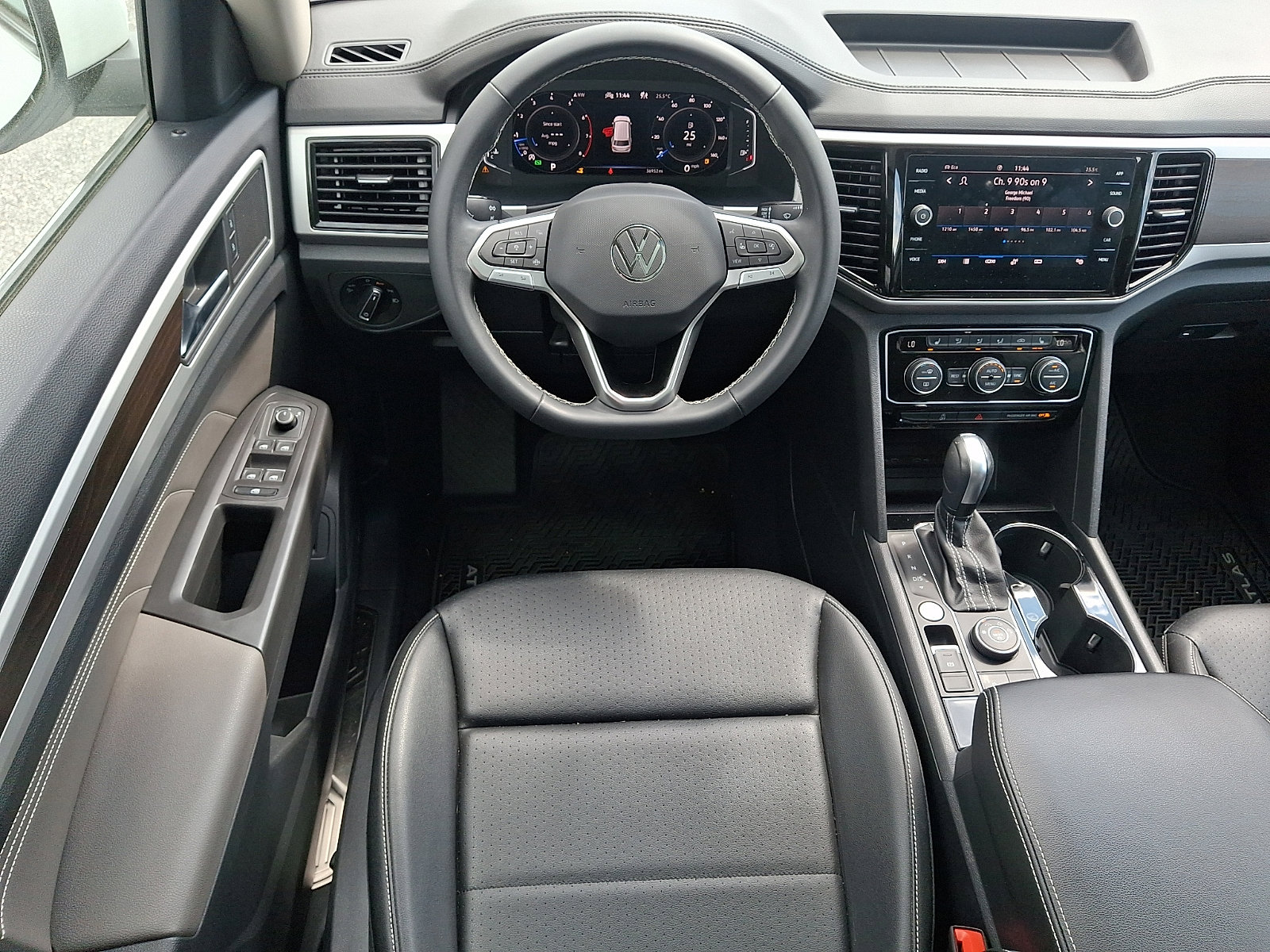 Used 2023 Volkswagen Atlas SE w/ Panoramic Sunroof Package image 11