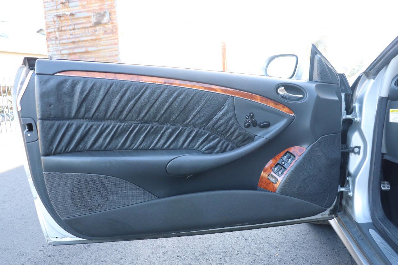 Used 2005 Mercedes-Benz CLK 320 Cabriolet image 32