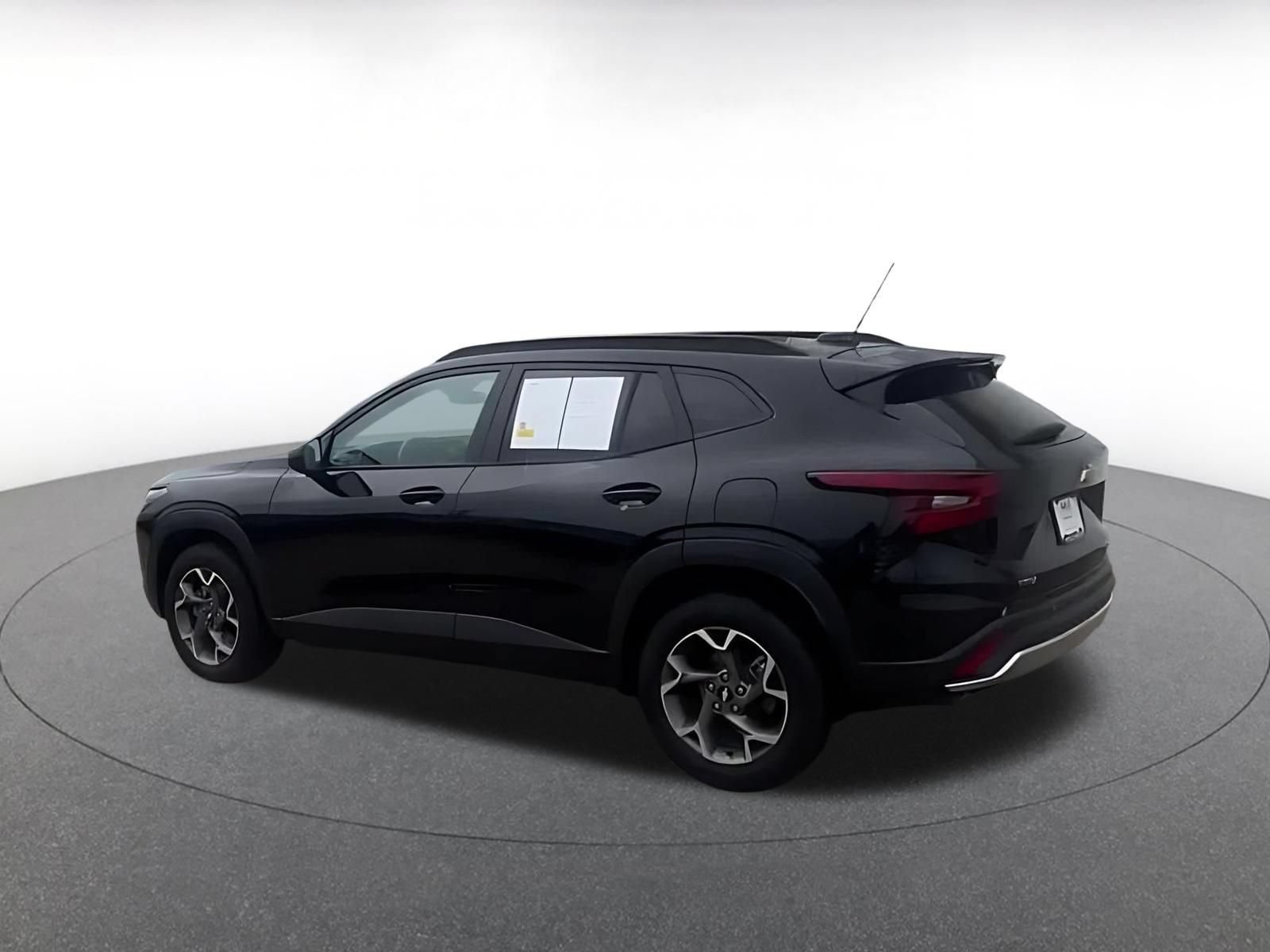 Used 2025 Chevrolet Trax LT FWD image 10