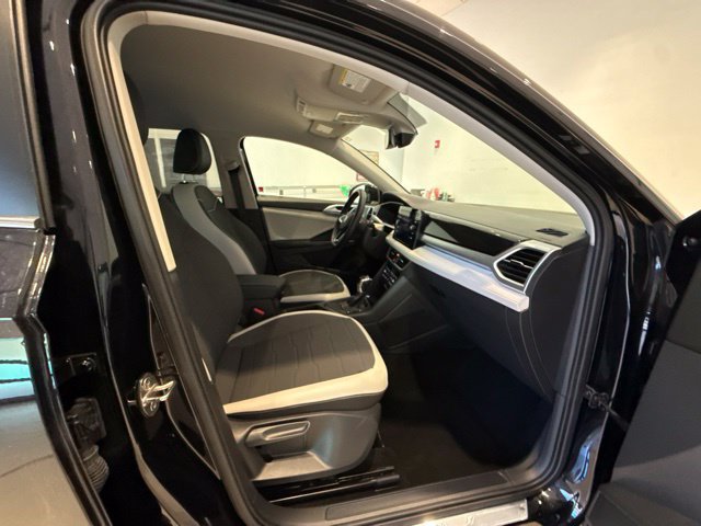 Used 2025 Volkswagen Taos SE FWD image 19