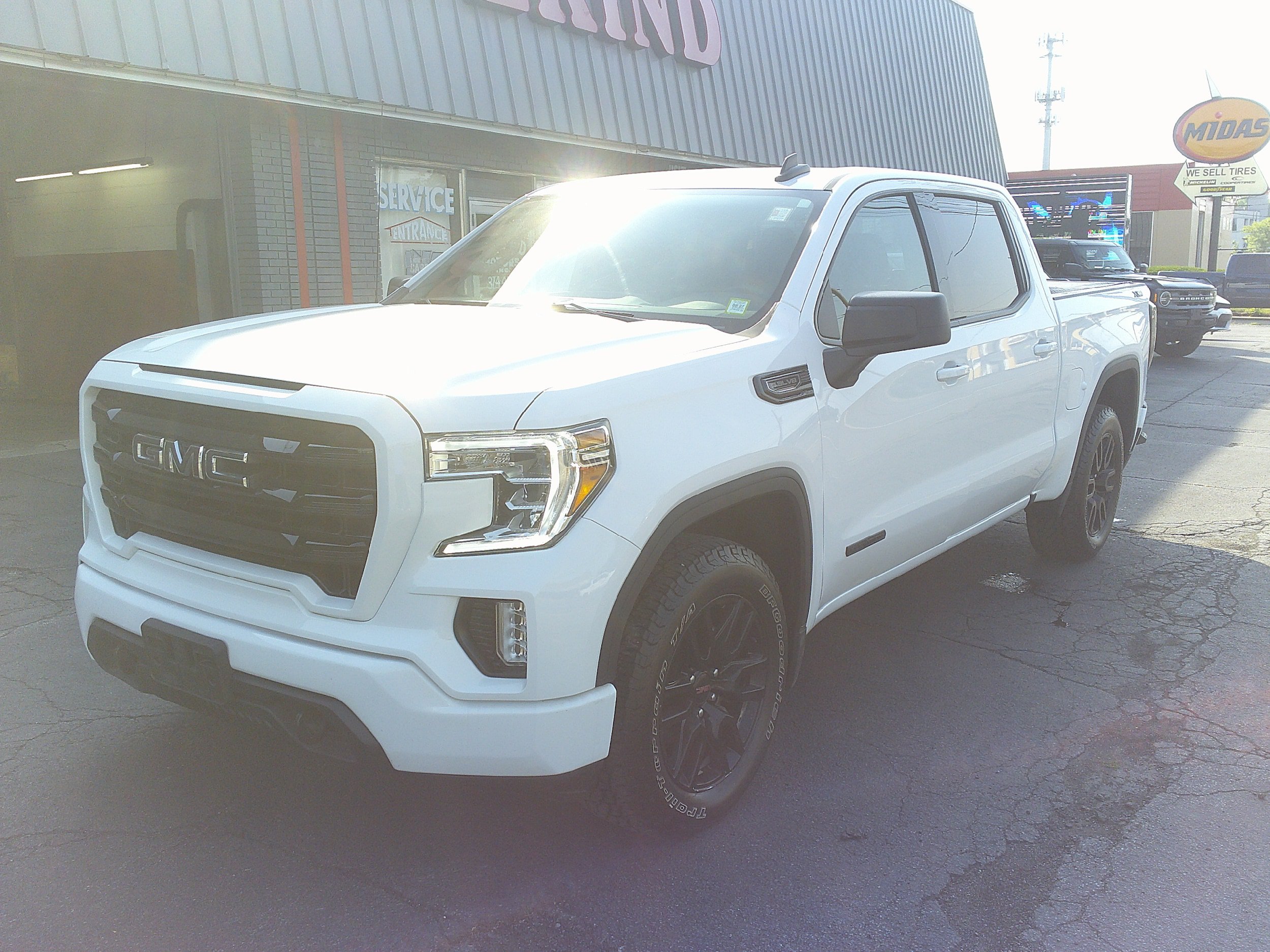 Used 2021 GMC Sierra 1500 Elevation w/ X31 Off-Road Package AWD/4WD image 10