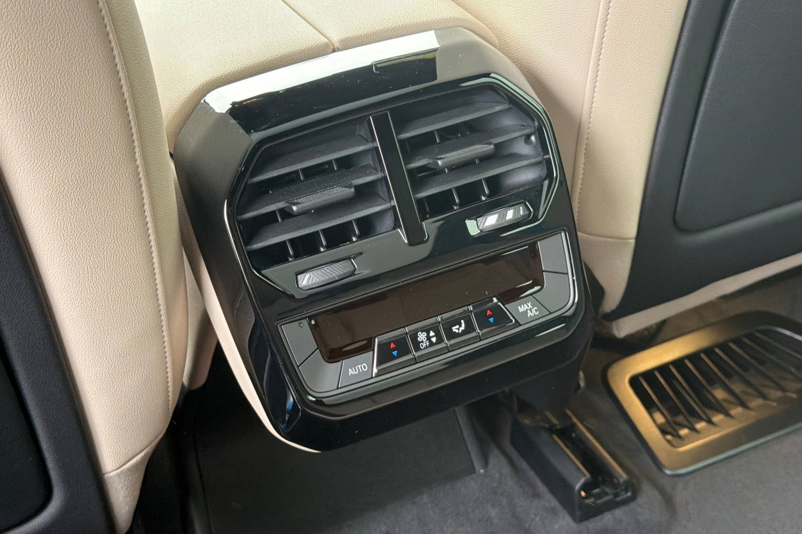 Certified 2023 BMW iX xDrive50 w/ BMW I Signature Blue Package image 16