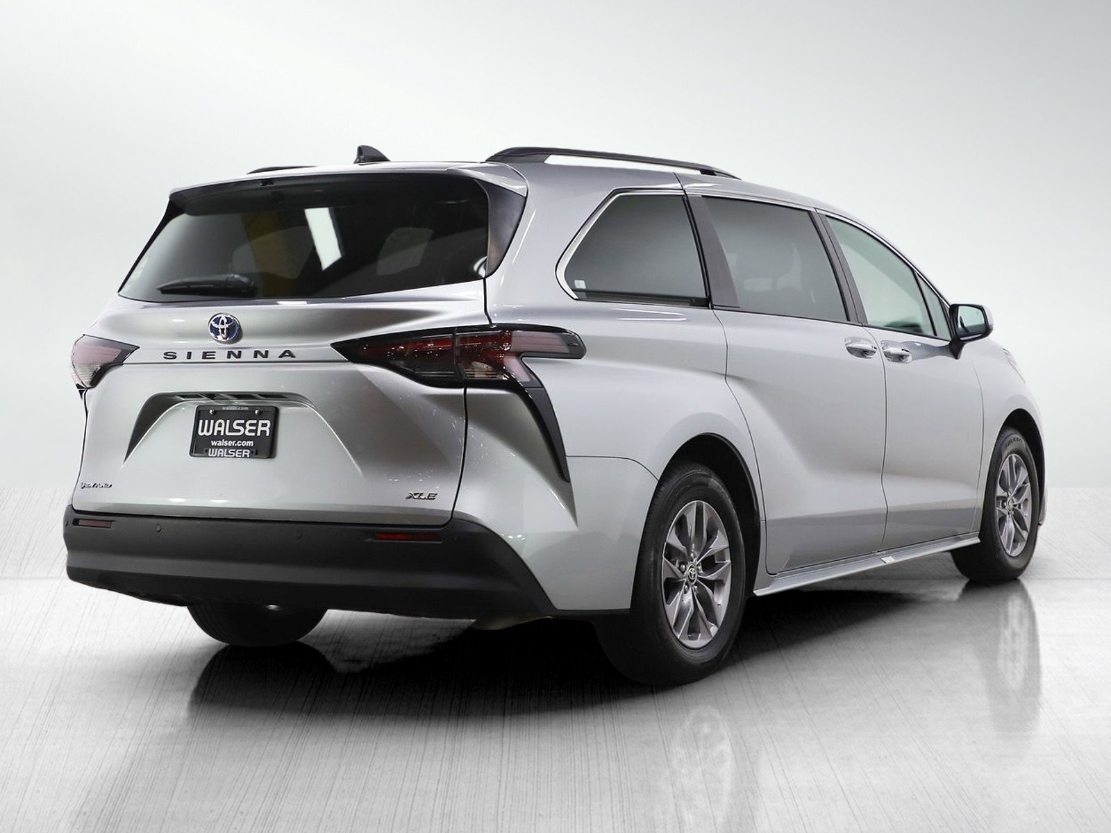 Used 2025 Toyota Sienna XLE image 5