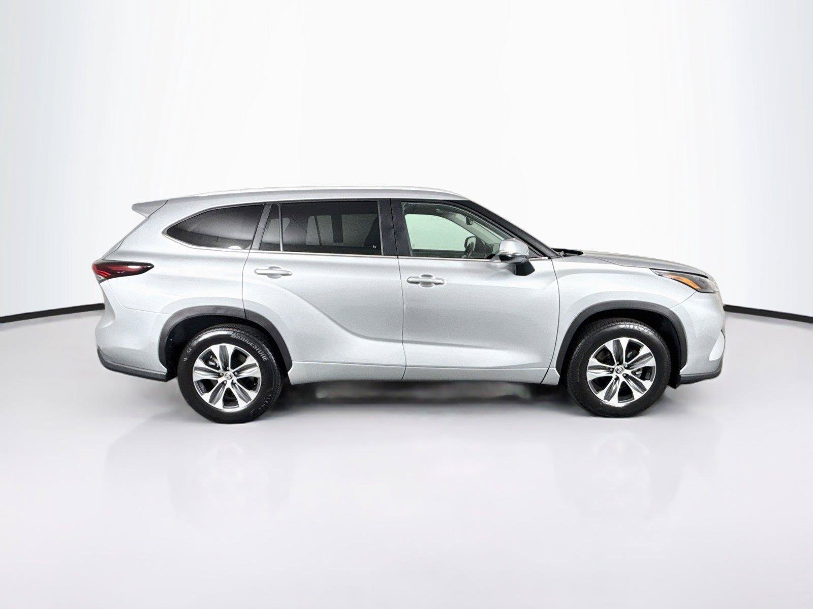 Certified 2025 Toyota Highlander XLE FWD image 11