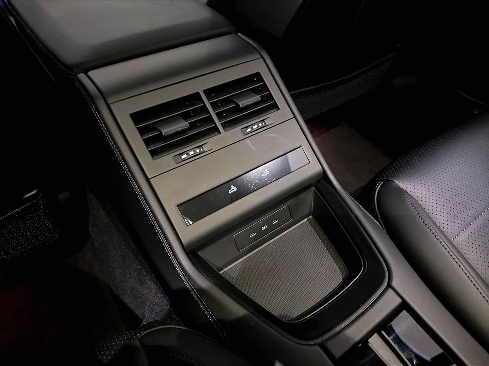 Used 2025 Porsche Panamera RWD image 30