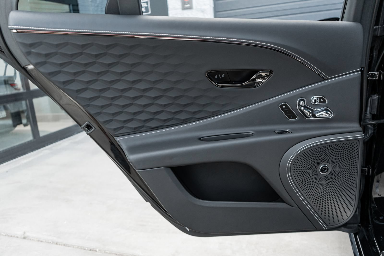 Certified 2025 Bentley Flying Spur Plug-In Hybrid AWD/4WD image 33