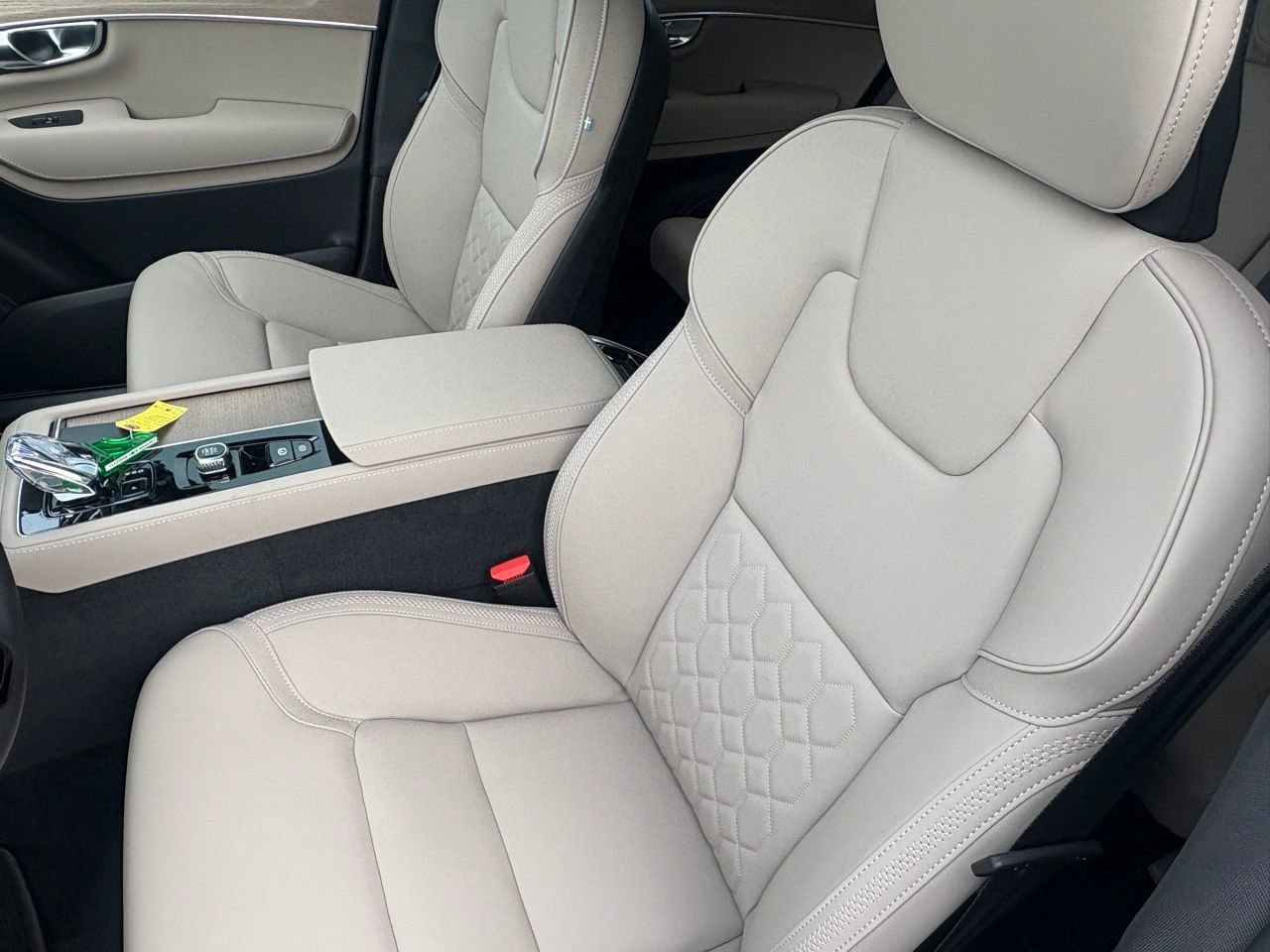 New 2026 Volvo XC90 T8 Plus w/ Protection Package Premier AWD/4WD image 18