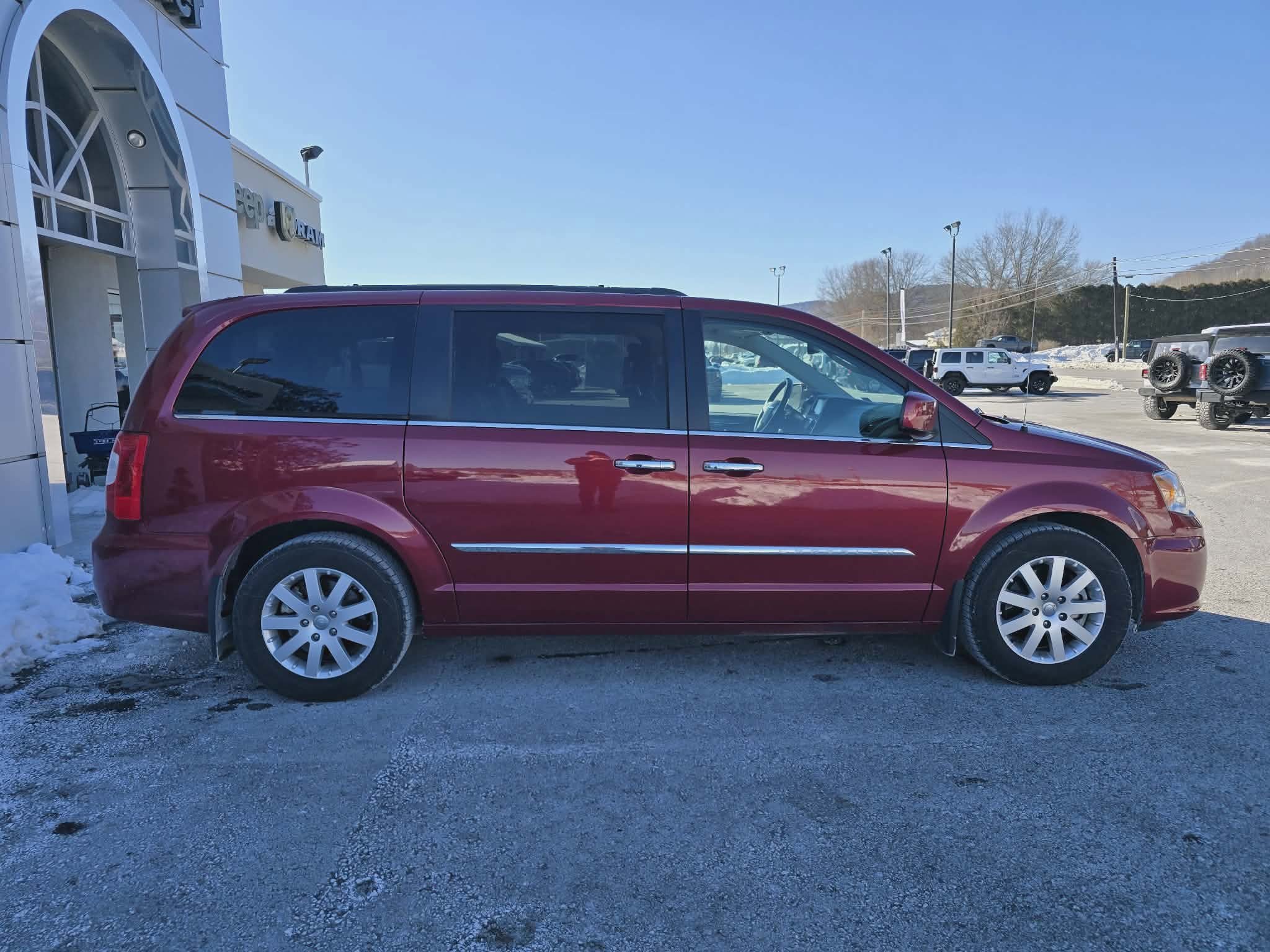 Used 2015 Chrysler Town & Country Touring w/ Driver Convenience Group image 2