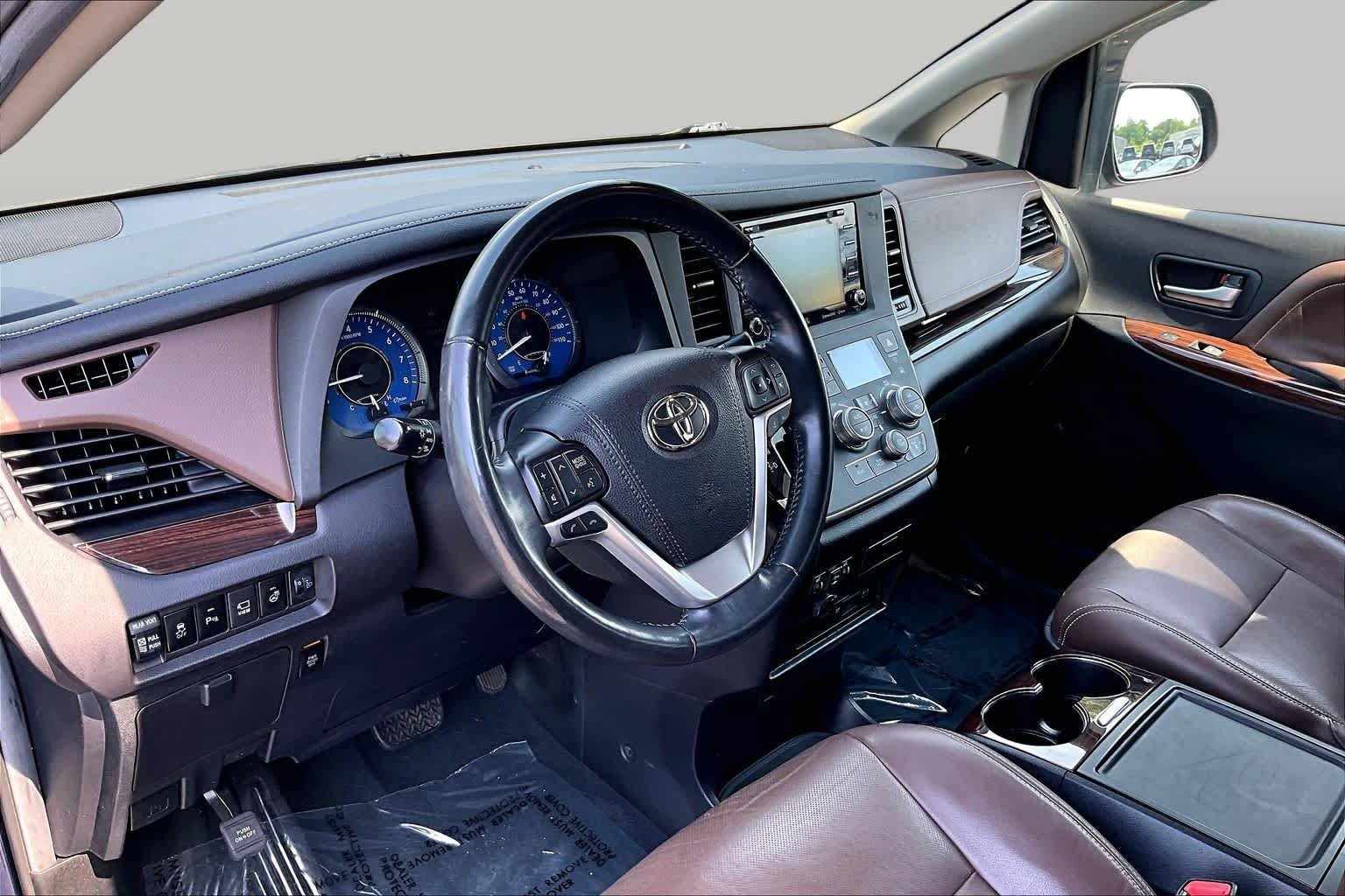 Used 2019 Toyota Sienna Limited Premium w/ Carpet Mat Package AWD/4WD image 18