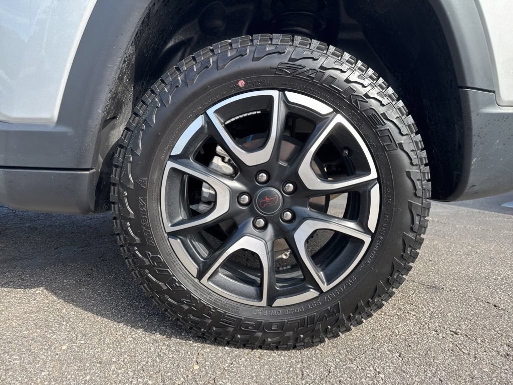 Used 2025 Jeep Compass Trailhawk AWD/4WD image 25