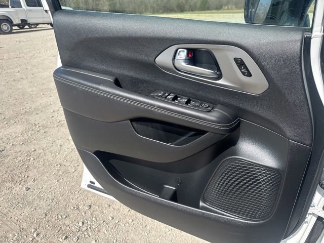 Used 2025 Chrysler Pacifica Select image 24