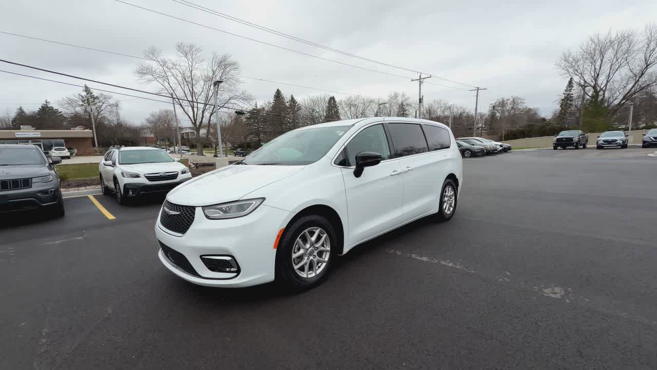 Used 2024 Chrysler Pacifica Touring-L FWD image 4
