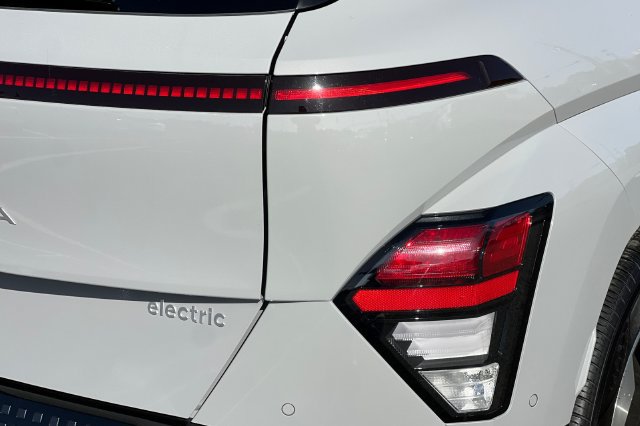 Certified 2025 Hyundai Kona Limited FWD image 39