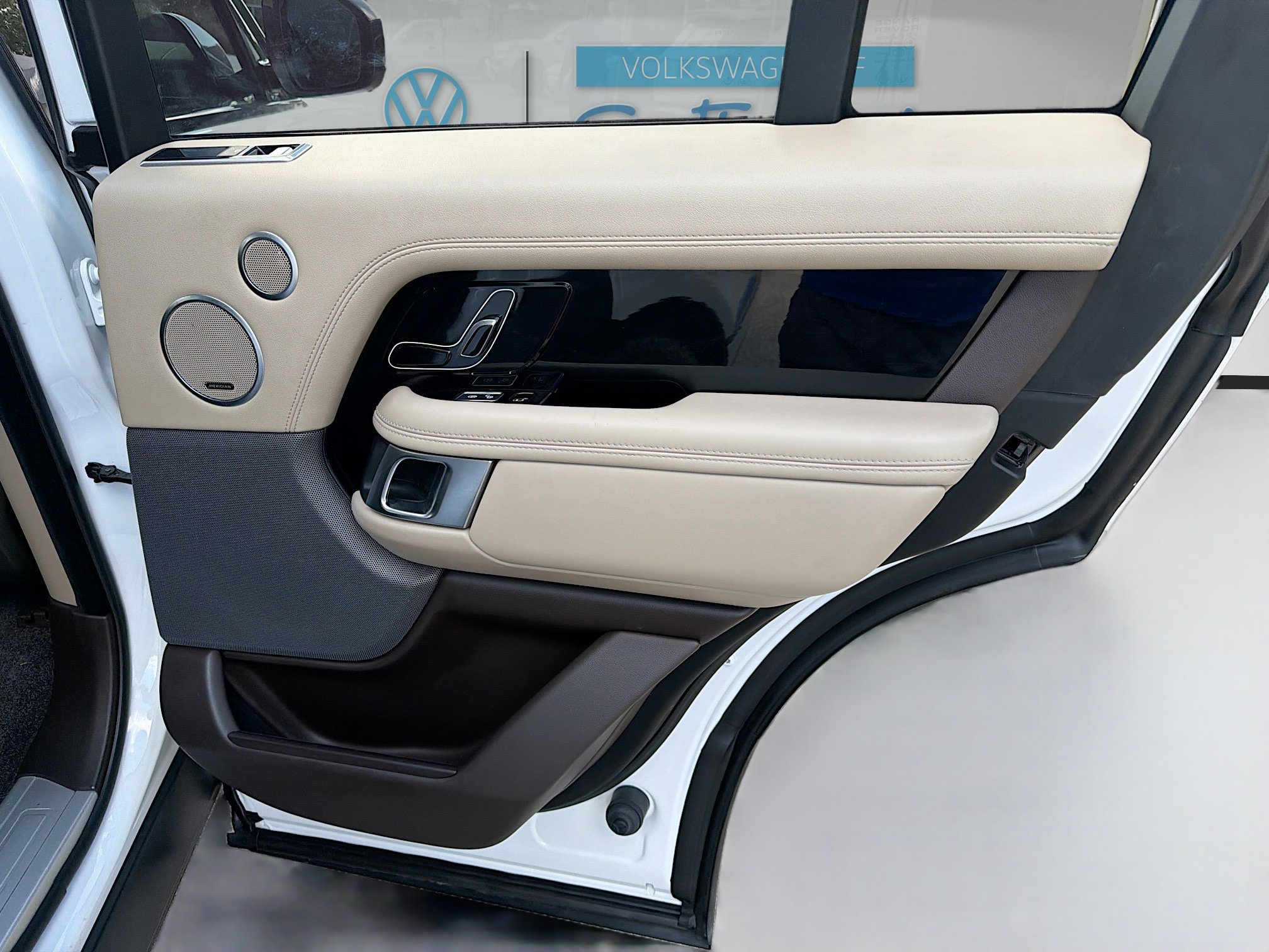 Used 2018 Land Rover Range Rover HSE image 32