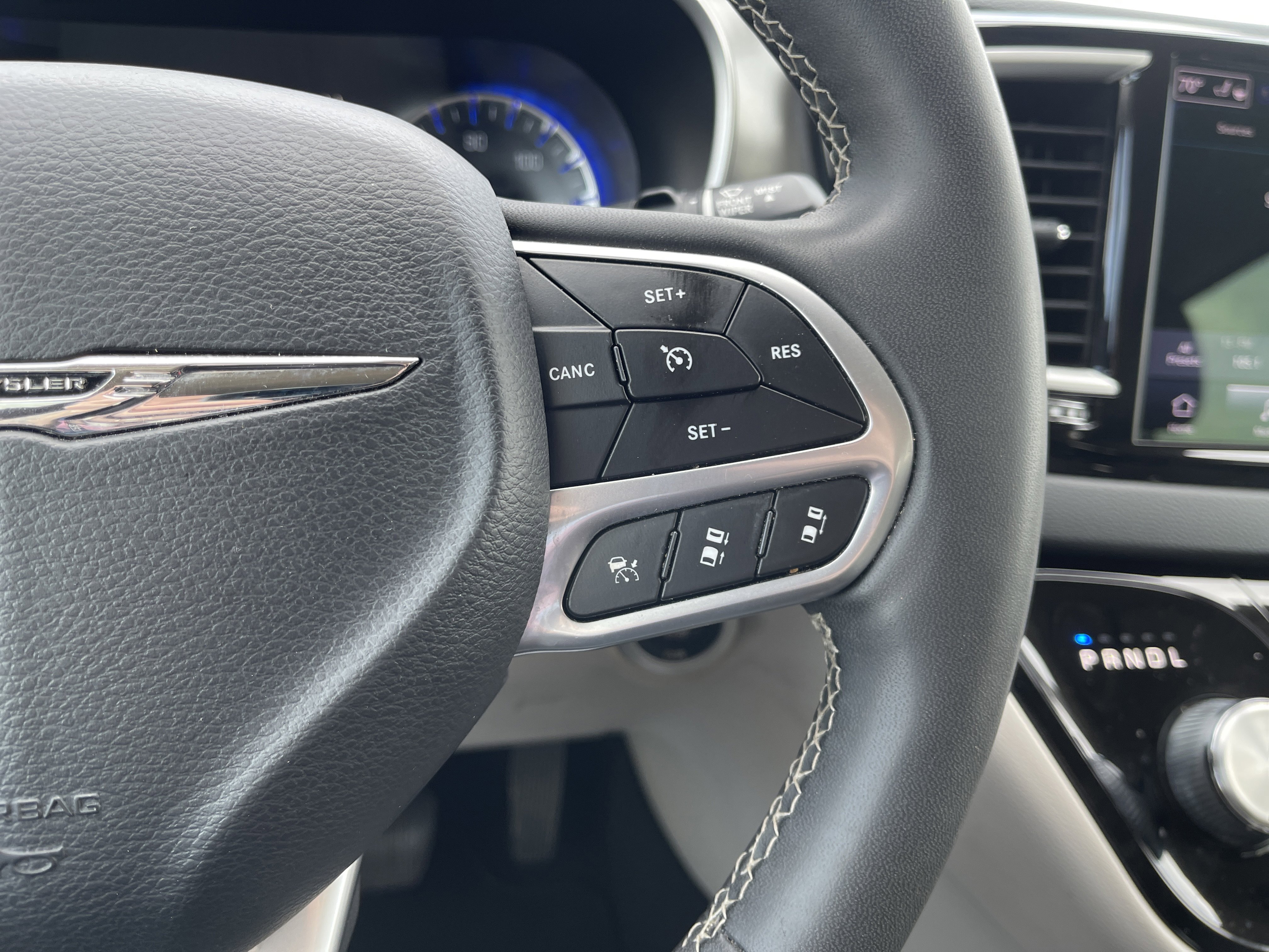 Used 2022 Chrysler Pacifica Touring-L image 18