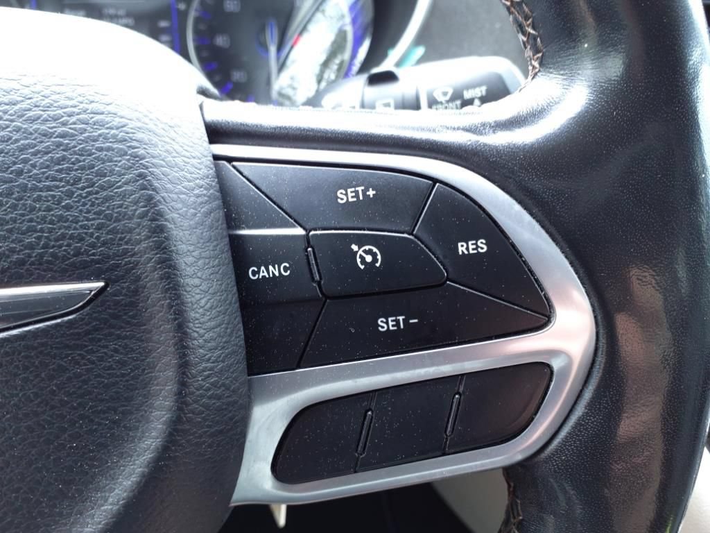 Used 2020 Chrysler Pacifica Touring-L FWD image 14