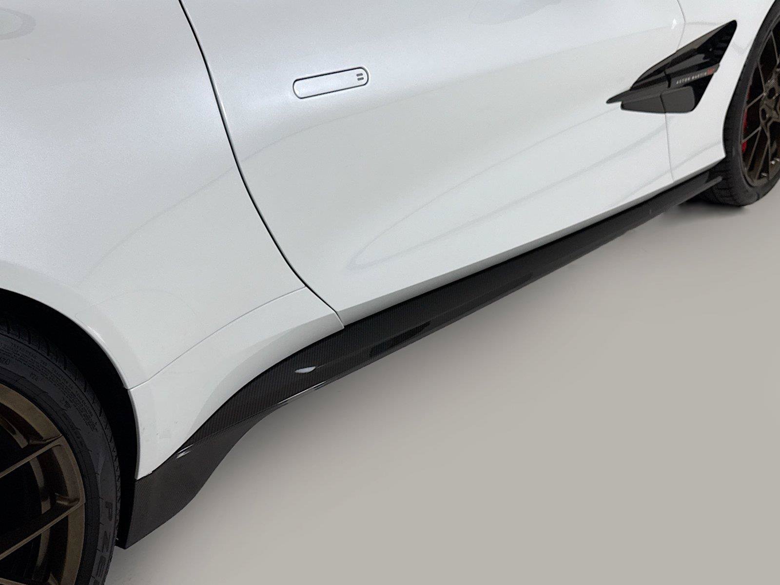 Used 2025 Aston Martin Vanquish RWD image 36