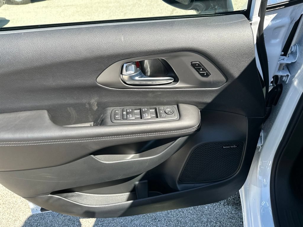 New 2027 Chrysler Pacifica Limited FWD image 20