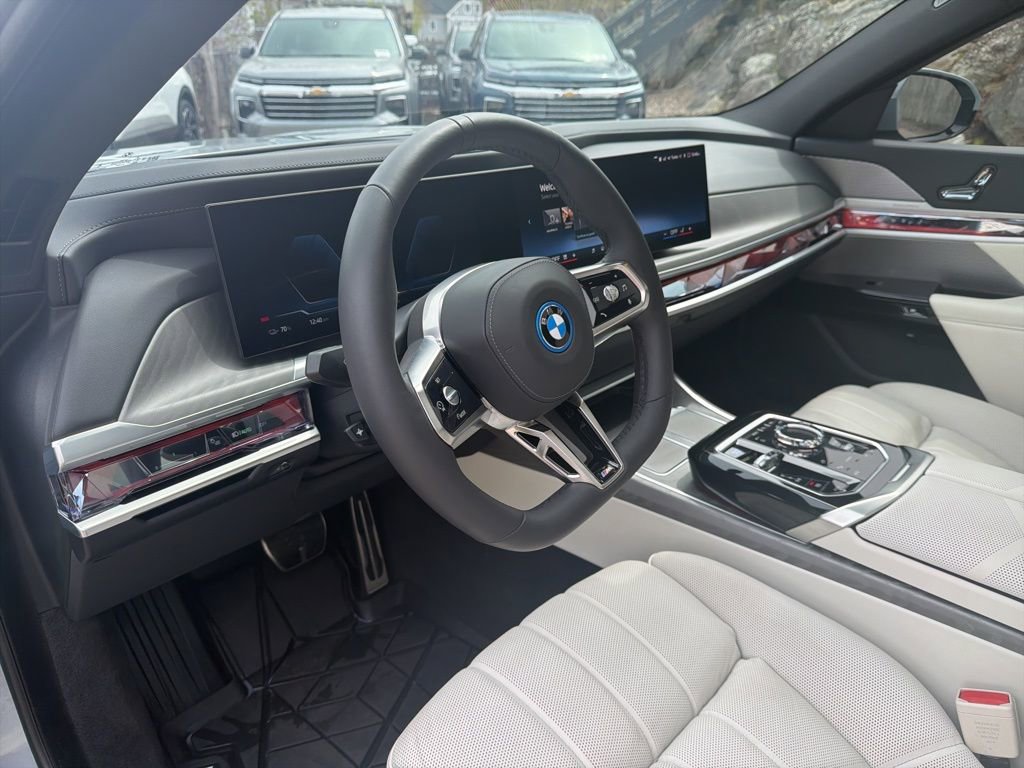 Used 2025 BMW i7 eDrive50 w/ M Sport Package RWD image 16