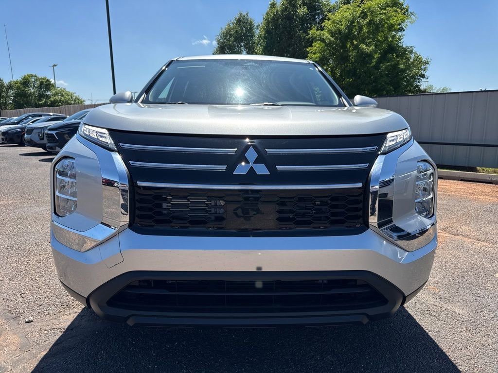 New 2026 Mitsubishi Outlander ES FWD image 2