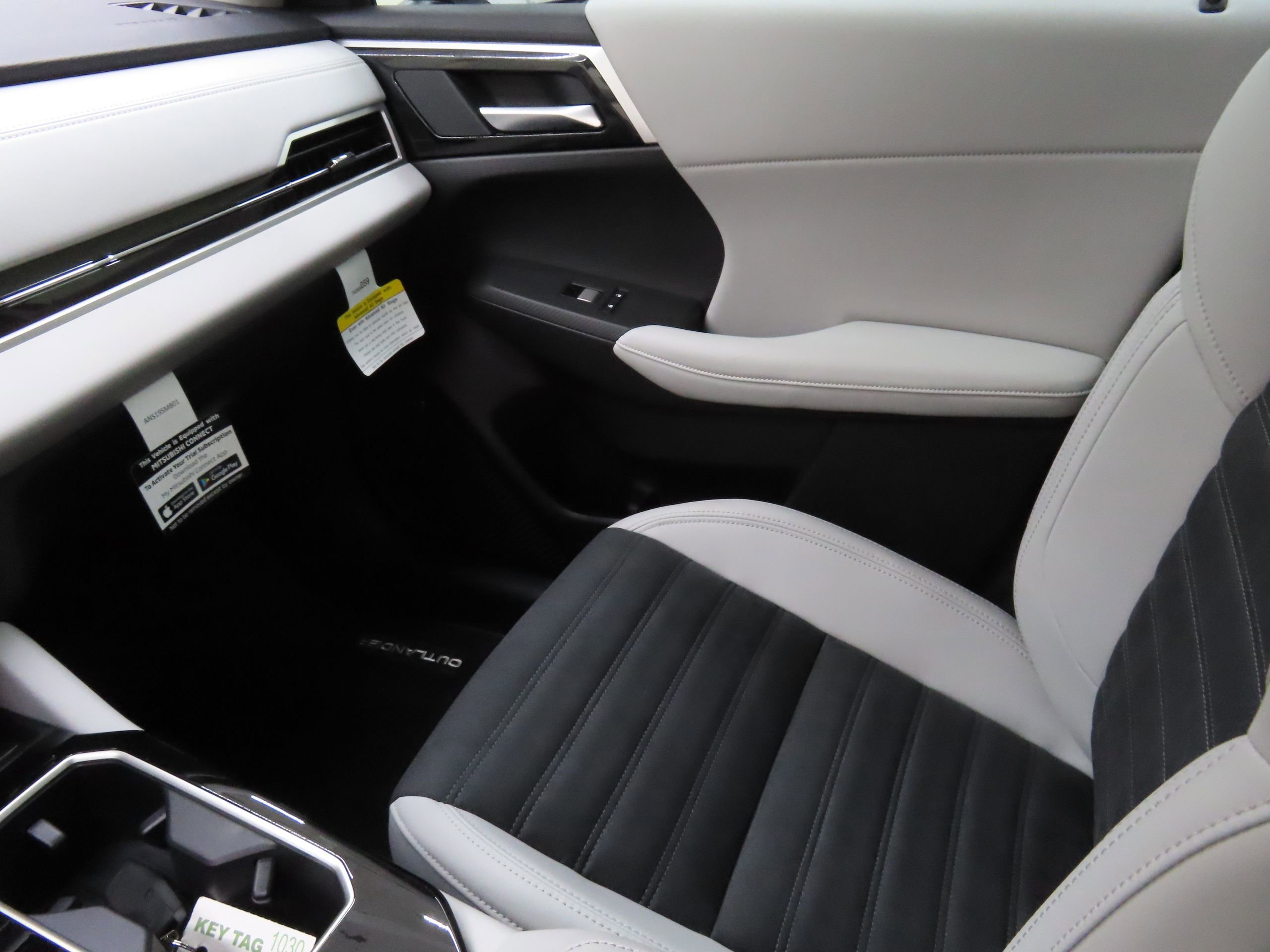 New 2025 Mitsubishi Outlander SE image 19